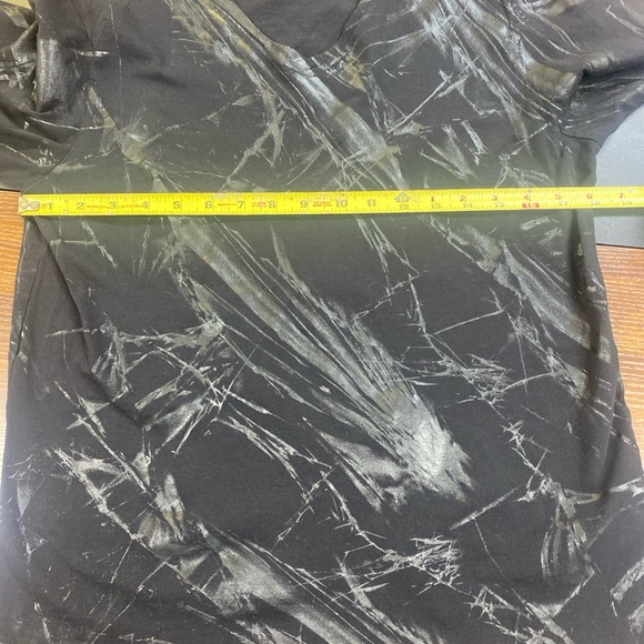 Vintage Y2K Men’s Guess Affliction Style V Neck Shirt MED Black Silver Pattern - Picture 8 of 9